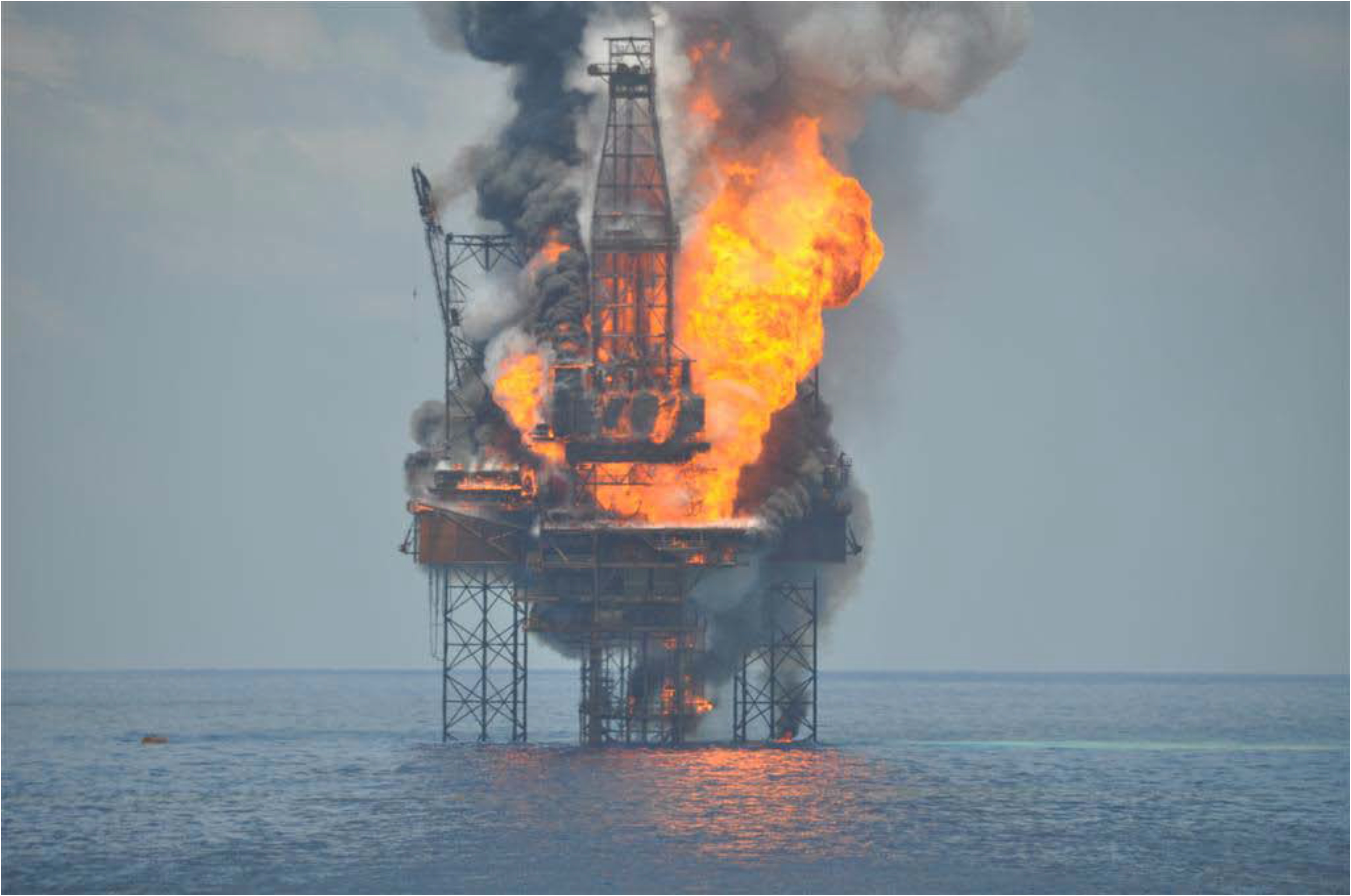 Буровая 2010. Взрыв на нефтяной платформе в мексиканском заливе 2010. Взрыв нефтяной платформы Deepwater Horizon 2010. Взрыв в мексиканском заливе 2010. Взрыв нефтяной платформы Deepwater Horizon - 20 апреля 2010 года.